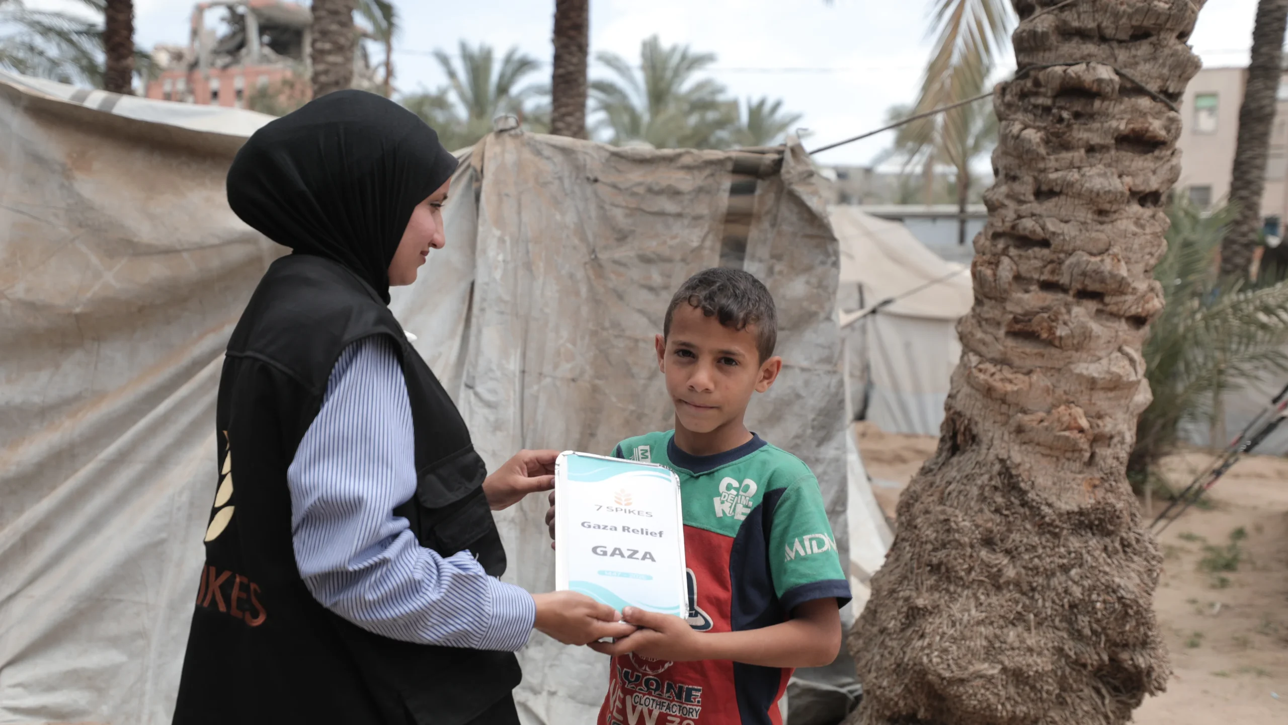 توزيع وجبات طعام للعائلات المحتاجة في غزة