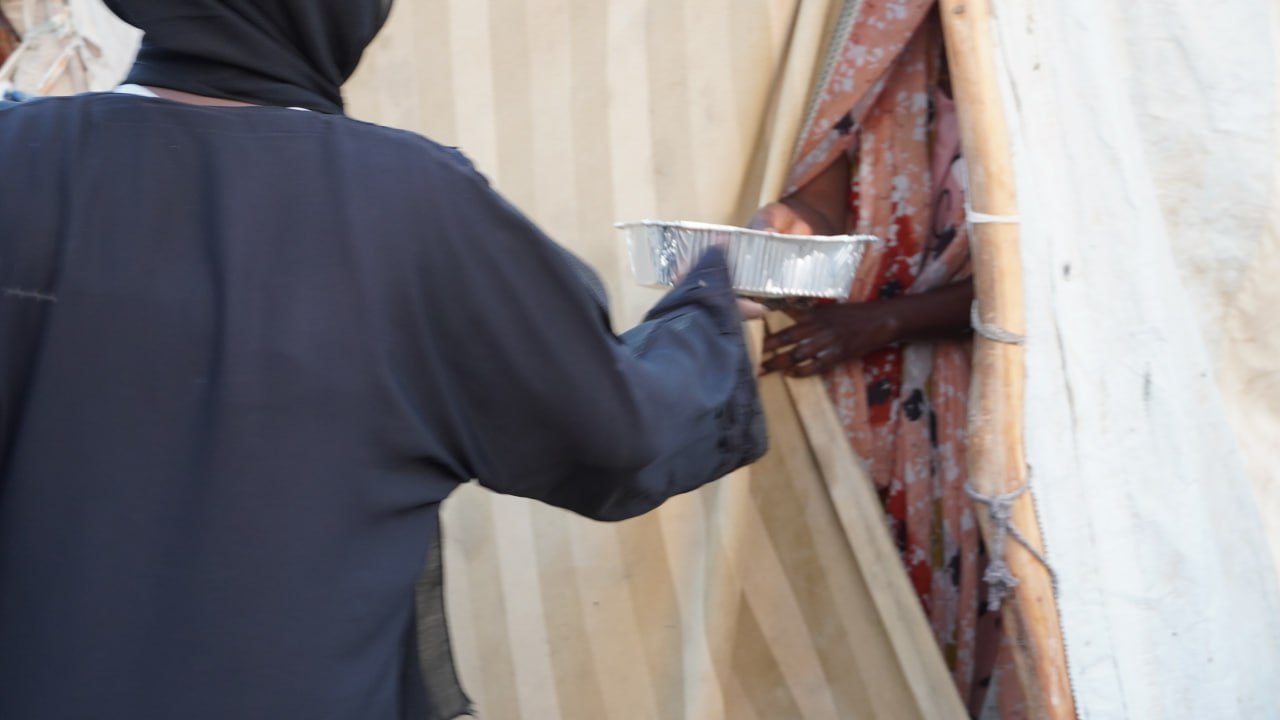 تجهيز وتوزيع وجبات طعام للعائلات المحتاجة