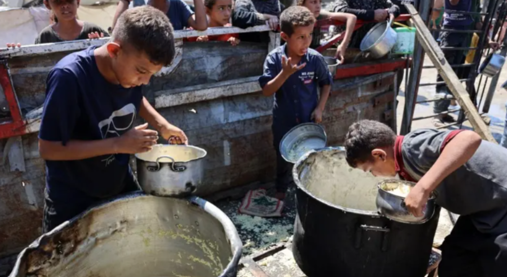 أطفال في غزة ينتظرون الطعام