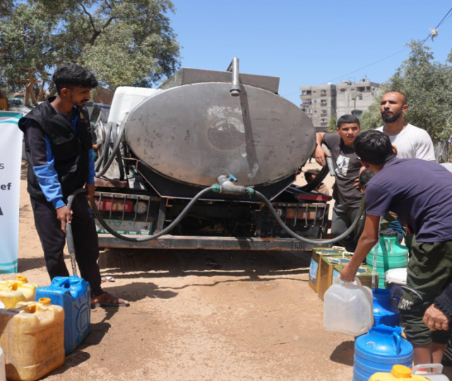 Water distribution to displaced people